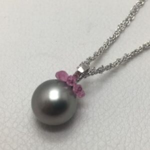 925 Silbercollier mit 750 Weissgold Anhänger Oese mit 8 Rosa Safire Brioletten. 1 Tahiti Zuchtperle. silber/hell 10-11mm